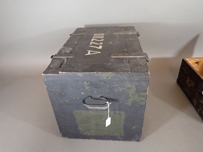 Deux caisses militaires en bois un petite...