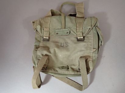 Une musette américaine modèle 1945 (taches,...