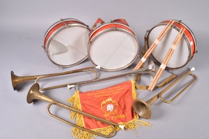 Lot de 3 clairons et 3 tambours de Pionniers...