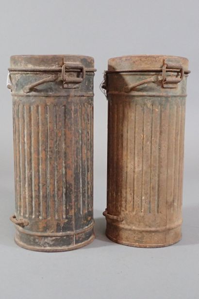 Deux boites à masque à gaz modèle 1938. Un...