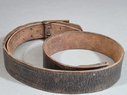 Ceinturon en cuir brun avec boucle aux armes...