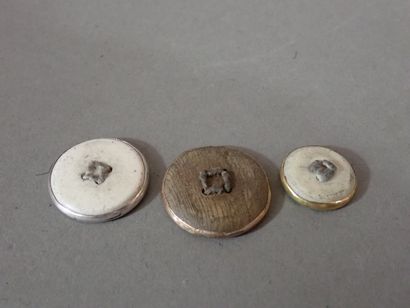 Ensemble de 3 boutons sur culot de bois ou...