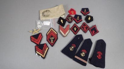 Lot d'insignes français : losanges de bras,...