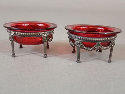 Lot de deux petits salerons de table en verre...
