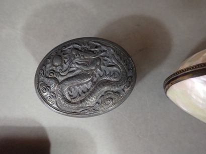 Lot de petites boites en métal argenté, boite...