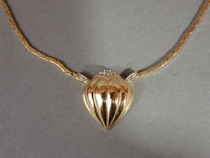 NINA RICCI. Collier en métal doré orné d'un...