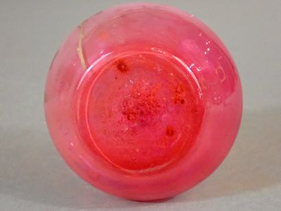 Vase en verre soliflore à décor gravé et...