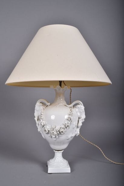 CAPODIMONTE, dans le goût de. Pied de lampe...
