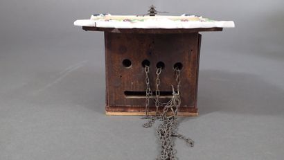 Pendule murale en porcelaine polychrome....