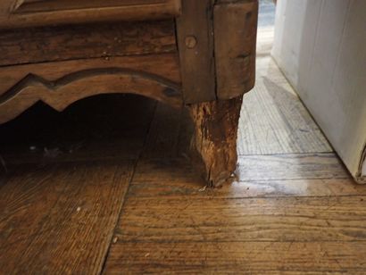 Commode galbée en noyer dite 