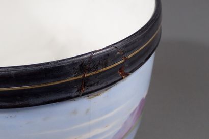 Ensemble de deux cache-pots en porcelaine...