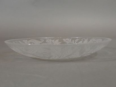 CHRISTOFLE, Petit plat en verre à décor gravé...