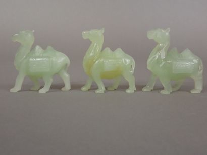 Ensemble de trois chameaux en pierre dure...