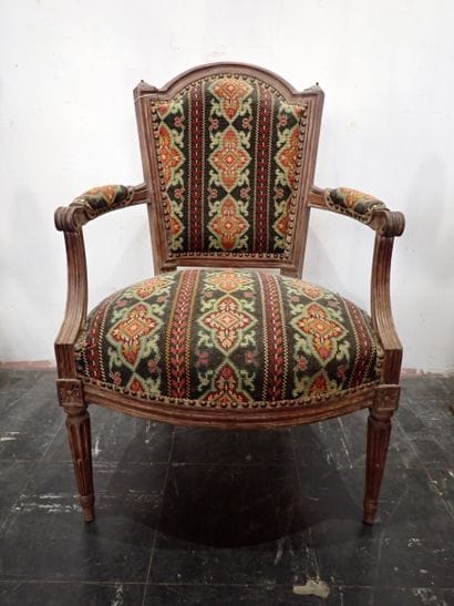Fauteuil en bois mouluré et sculpté, le dossier...