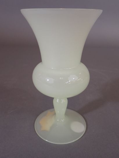 VNC - Opaline de Venise. Vase de forme Médicis...