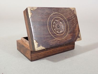 Ensemble comprenant un coffret porte-montre...