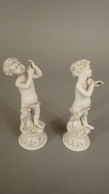 CAPODIMONTE, Paire de putti en biscuit jouant...