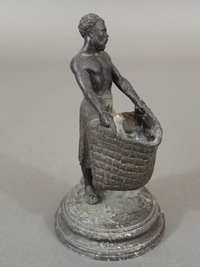 Petit régule patiné figurant un homme portant...