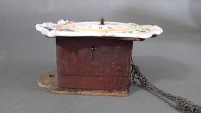Pendule murale en porcelaine polychrome....