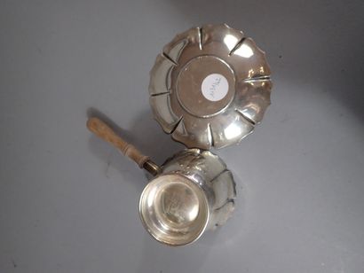 Petit crémier en métal argenté à bords chantournés...