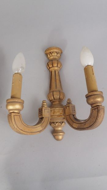 Paire d'appliques en bois doré à deux bras...