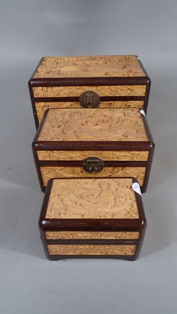 Ensemble de trois boîtes en résine et bois...