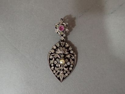 Pendentif en argent à décor ajouré de feuillages,...