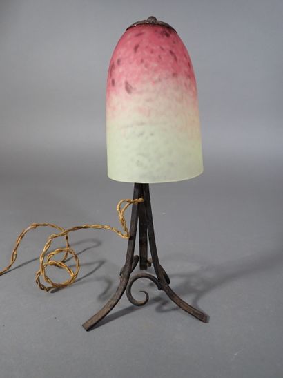 SCHNEIDER. Petite lampe à poser en verre...