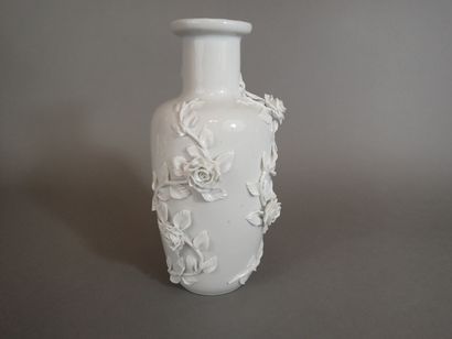 ECOUTE-S'IL-PLEUT, attribué à. Vase en porcelaine...