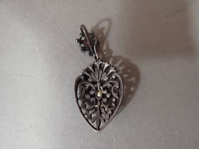 Pendentif en argent à décor ajouré de feuillages,...
