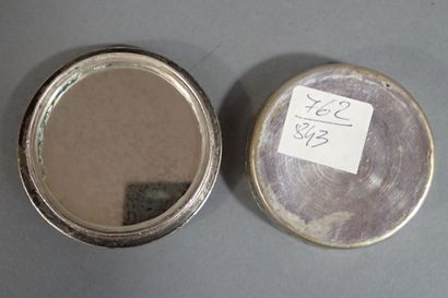 Boîte ronde en métal argenté, le couvercle...