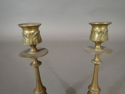 Lot de deux bougeoirs en laiton à décor de...