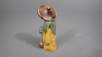 Ensemble de quatre statuettes en grès de...