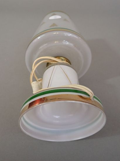 Lampe à poser en verre opalin à décor d'abeilles...