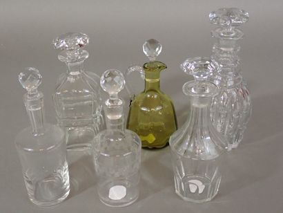 Ensemble de six carafes, carafons et burettes...