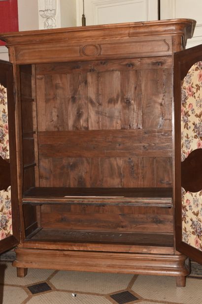 Armoire en noyer mouluré ouvrant à deux vantaux...