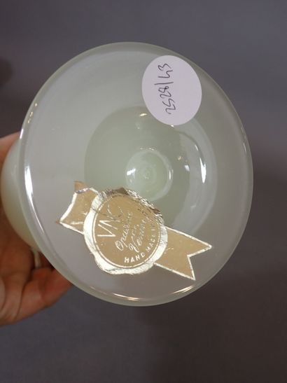 VNC - Opaline de Venise. Vase de forme Médicis...