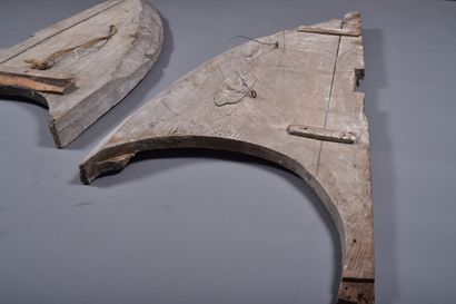 Deux éléments de haut de retable en bois...