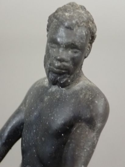 Petit régule patiné figurant un homme portant...