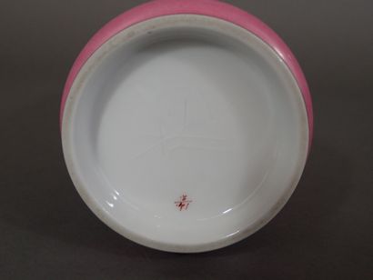 Vase rouleau en porcelaine émaillée à fond...