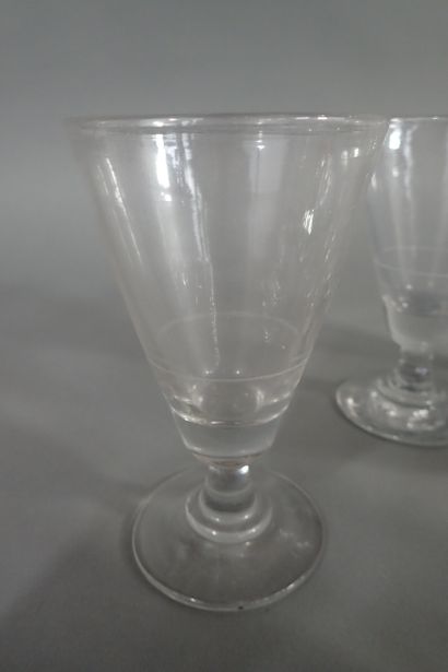Lot de 13 verres à pieds en verre reposant...