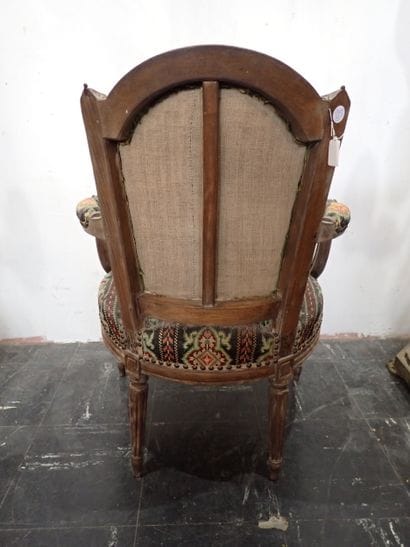 Fauteuil en bois mouluré et sculpté, le dossier...