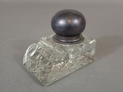 Encrier en verre à décor en pointes de diamants...