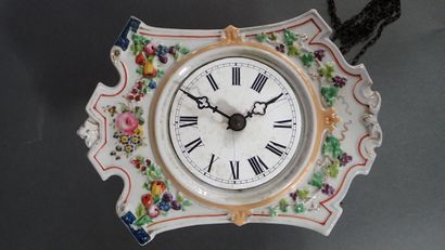 Pendule murale en porcelaine polychrome....