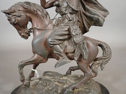 Cavalier oriental en régule patiné, sur socle...