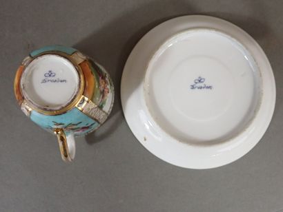 DRESDE, Tasse et sous-tasse en porcelaine...