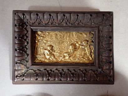 Petit bas-relief en métal doré figurant des...