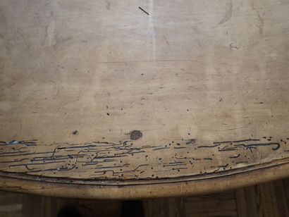 Commode galbée en noyer dite 