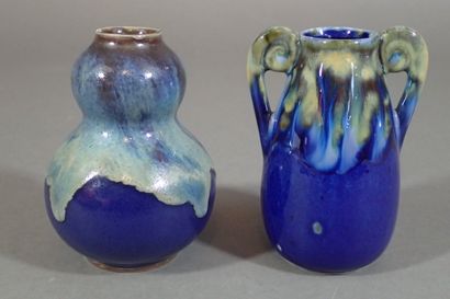 Ensemble comprenant deux vases en grès émaillé...