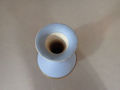 WEDGWOOD, Petit vase pansu en biscuit orné...